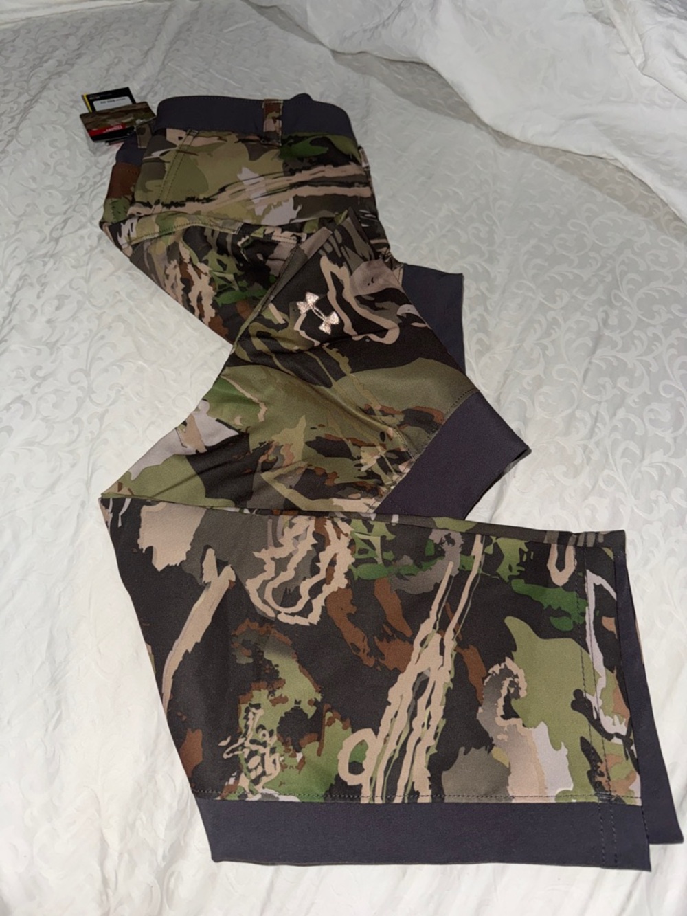 Under Armour Men's Camouflage Cargo Pants with Black Panels sz 8 - Picture 2 of 7